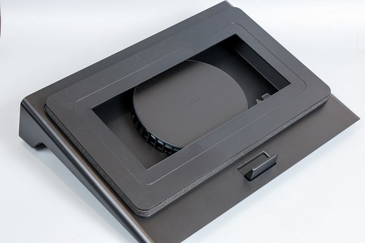 Razer Laptop Cooling Pad 配置 140mm 大尺寸散熱風扇，上方則是磁吸式外框，可依筆電尺寸選擇對應的尺寸。