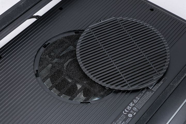 由背面來看，可由底部打開 140mm 大尺寸散熱風扇，並可見防塵濾網。