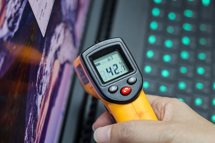 Razer Laptop Cooling Pad 動手玩：具適應性智慧散熱技術、支援 14~18 吋筆電，售價 4,190 元