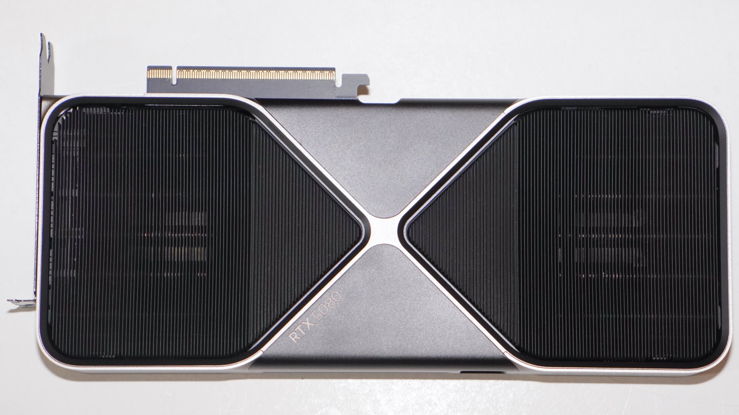 另一側則為散熱鰭片，中央下方具有RTX 5080的型號刻印。