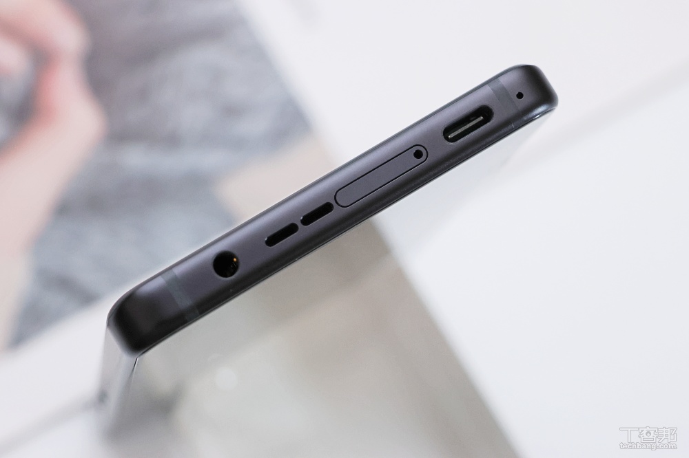 Zenfone 12 Ultra 支援 eSIM 功能，也提供雙卡雙待。