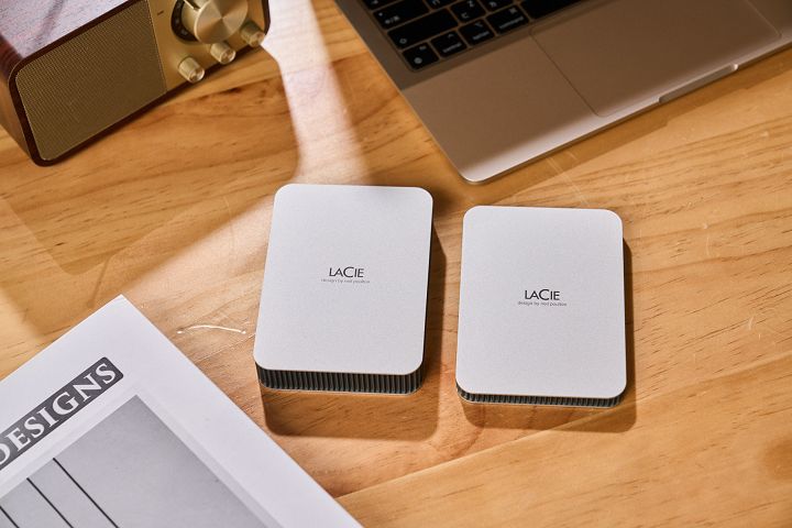 經典的 Mobile Drive 系列，採用鋁合金機身，線條俐落分明、設計堅固牢靠，外殼的細節處處展現優雅美觀。
