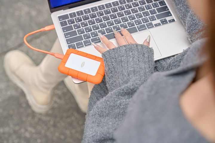 LaCie Rugged Mini SSD 高速固態硬碟，具備耐壓、抗摔、防塵、防潑水等特點，很適合創作者在戶外使用，尤其 SSD 的傳輸速度也較硬碟快。
