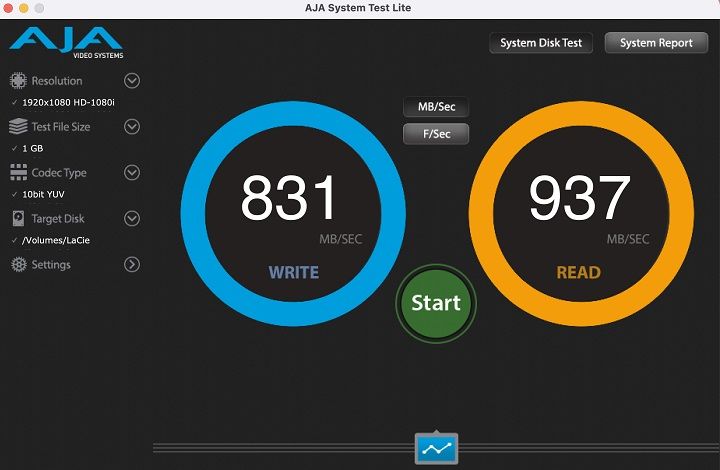 利用 AJA System Test 進行測試，寫入速度約為 831MB/s，而讀取速度則為約937MB/s。
