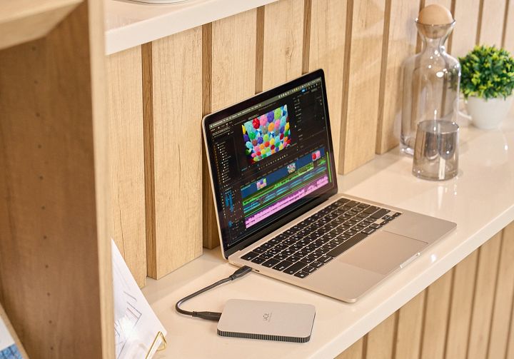 LaCie Mobile Drive 是採用硬碟為儲存媒介，有 2TB、4TB，甚至最大至 5TB 可選擇，且外型採用輕薄的設計，可以隨時把大容量帶著走使用。