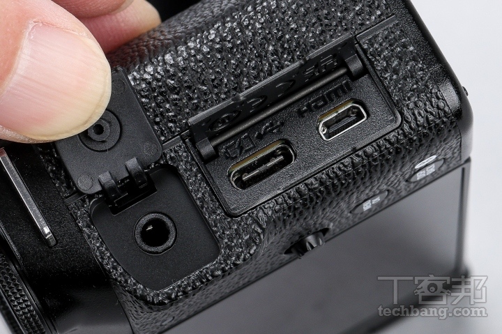 介面端子介面端子都集中在機身左側，包括耳機連接孔、USB-C 和 HDMI-D。