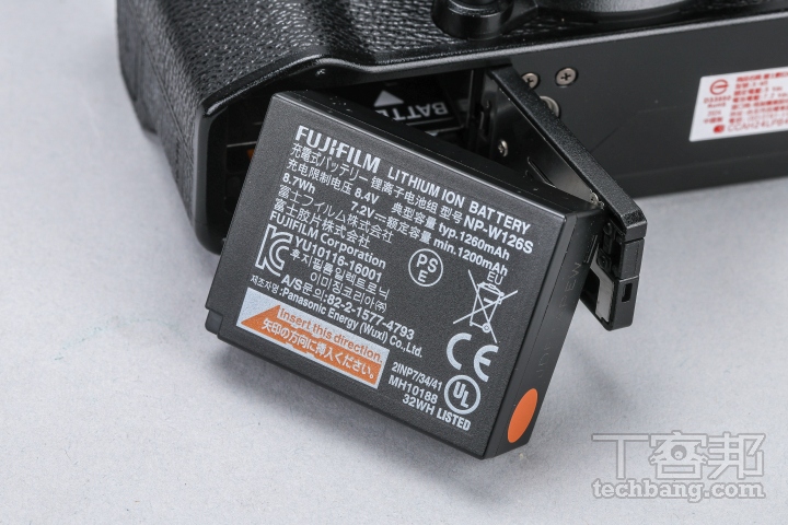 電池續航受限於體積關係，X-M5 僅能搭載容量較小的 NP-W126S 電池。
