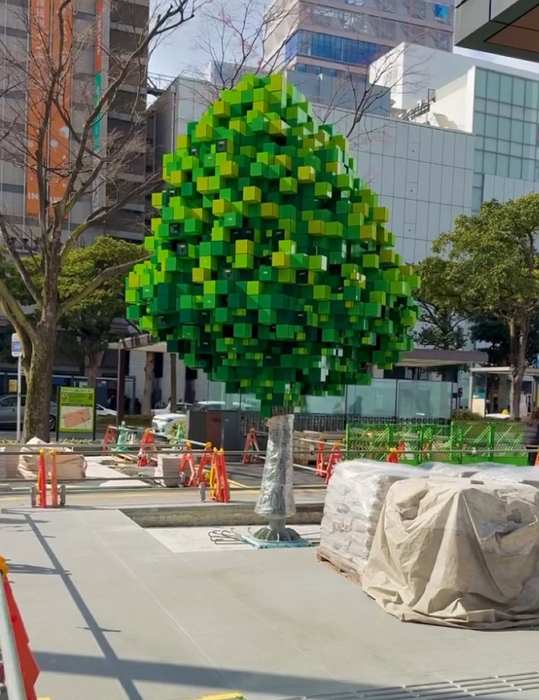 現實版 Minecraft？福岡天神街頭驚見「像素樹」！