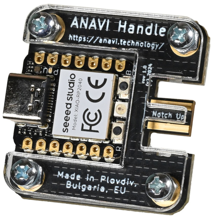 ANAVI Handle以Seeed Studio推出的XIAO RP2040微控制器為基礎，2側分別為USB Type-C與雙截棍端子。