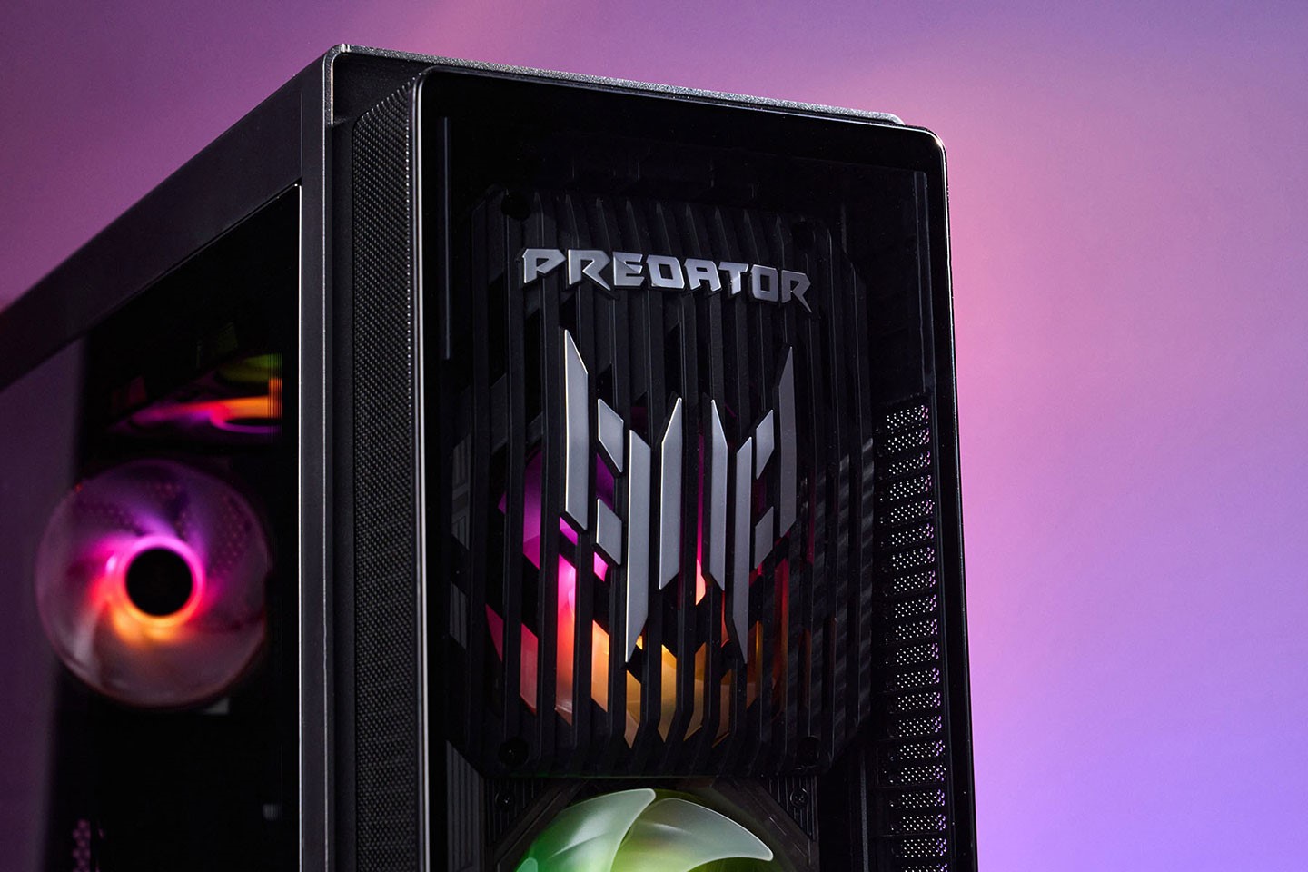 機身正面可以看到整合 Predator 掠奪者 Logo 的格柵造型設計，搭配背後的系統風扇燈效營造出獨特的科幻氛圍。