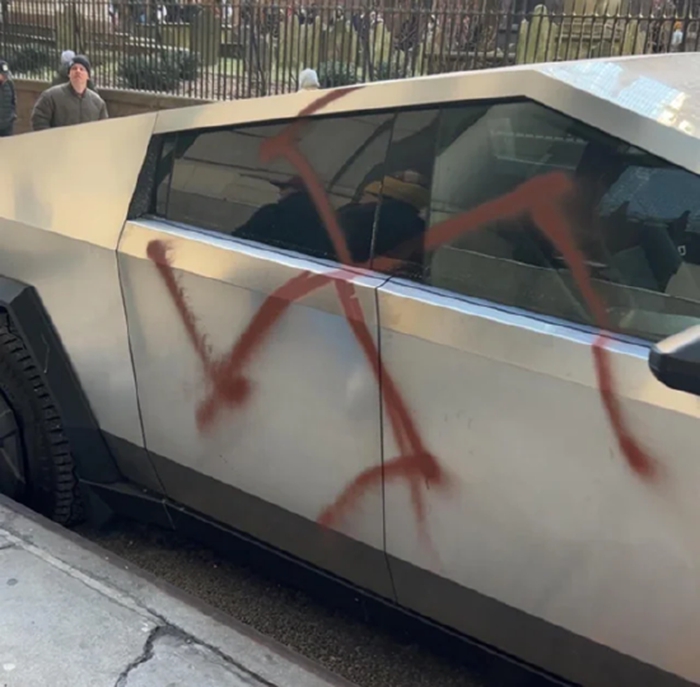 車主怒砸、噴漆、縱火！馬斯克政治豪賭反噬特斯拉，美國車主崩潰：品牌毀了，我得賣車！