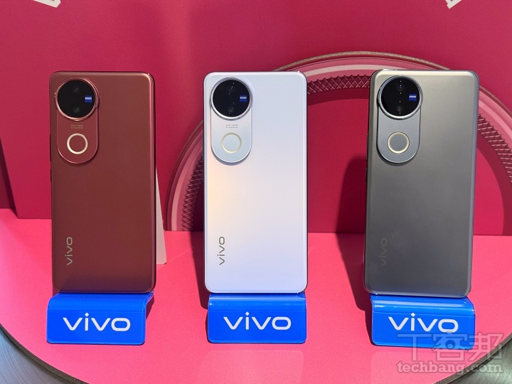 vivo V50 共推出「安可拉紅」、「冰川紫」、「緞光黑」三款顏色。