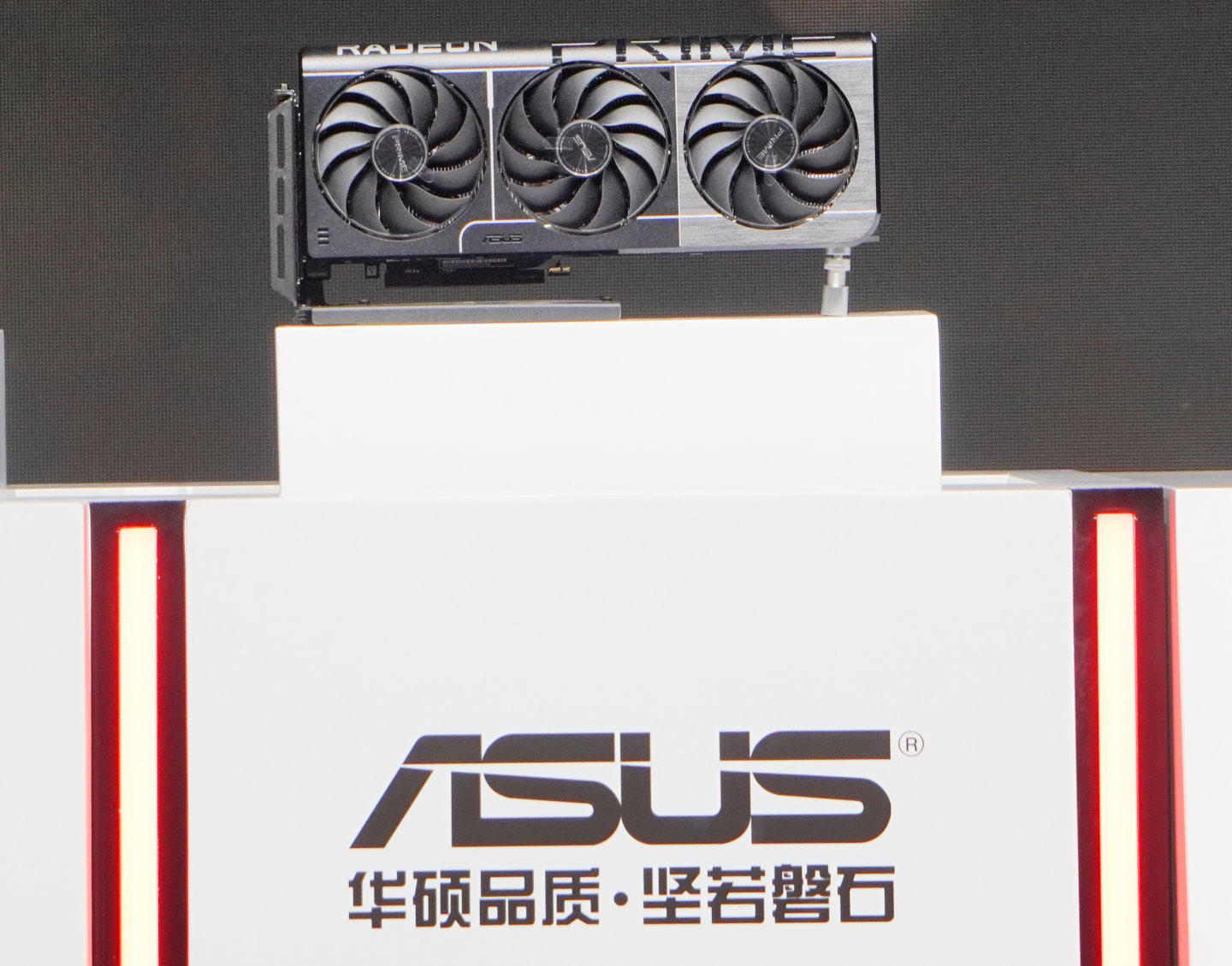 Asus展示之Radeon RX 9070系列顯示卡。