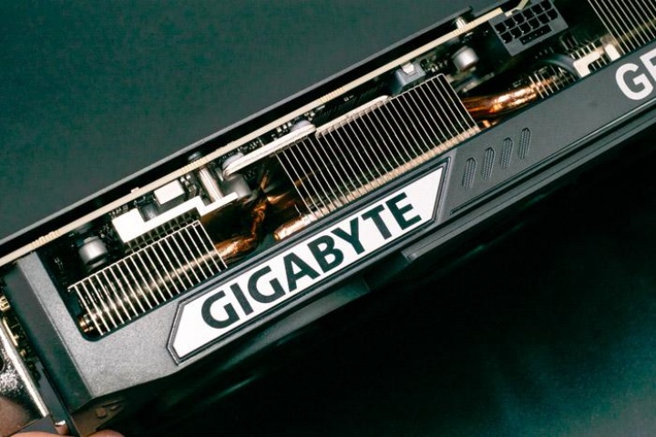 GIGABYTE GeForce RTX 5070 WINDFORCE OC SFF 12G：2K 是主力戰場，開 DLSS 4 還能 4K 全勝的中階顯卡