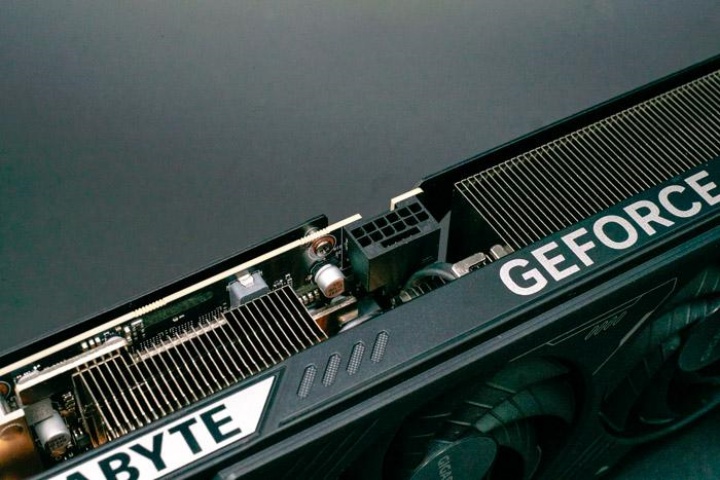 GIGABYTE GeForce RTX 5070 WINDFORCE OC SFF 12G：2K 是主力戰場，開 DLSS 4 還能 4K 全勝的中階顯卡