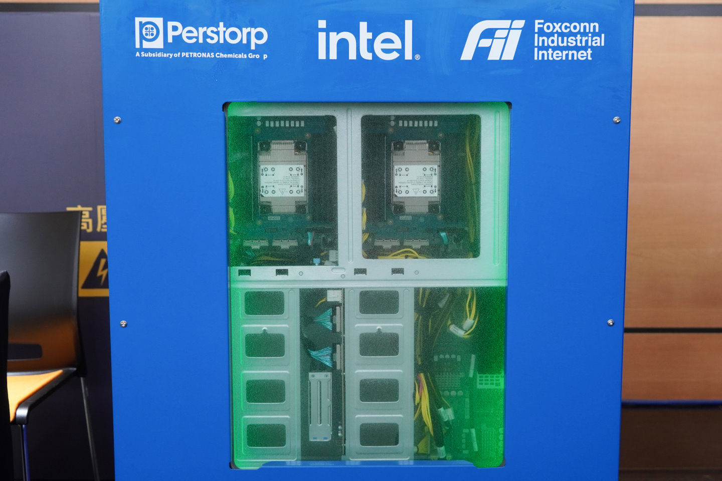 在Perstorp「Synmerse DC」高效冷卻液展示中可以看到二相浸沒式液冷方案運作的狀況。