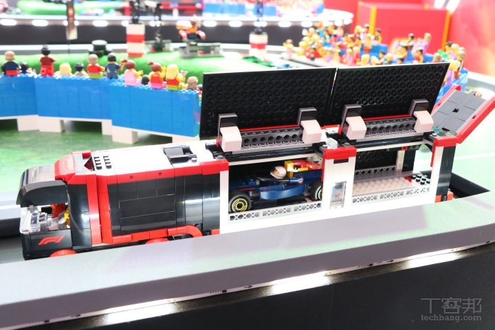「樂高 FORMULA 1 飆速拼戰」活動在台北統一時代百貨登場！1:1 樂高 F1 賓士賽車模型盛大展出