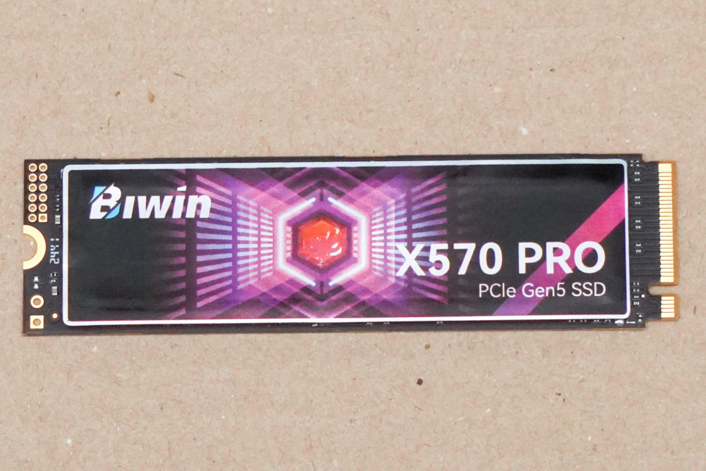 Black Opal X570 PRO SSD 2TB採用單面設計，並預先貼上石墨烯導熱墊。