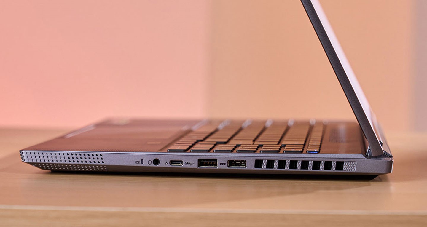 機身右側配置方型電源接頭、USB 3.2 Gen2 A 埠、USB 4 Type C 埠與耳機 / 麥克風二合一接口。
