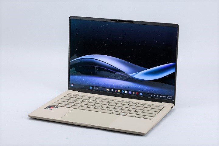 ASUS Zenbook A14（UX3407）有 LED 及 OLED 螢幕可選擇，此款採用的是 ASUS Lumina OLED 螢幕，螢幕佔比達 90%。