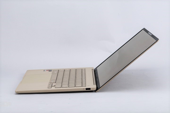 ASUS Zenbook A14 螢幕最大開闔角度約為 135 度。