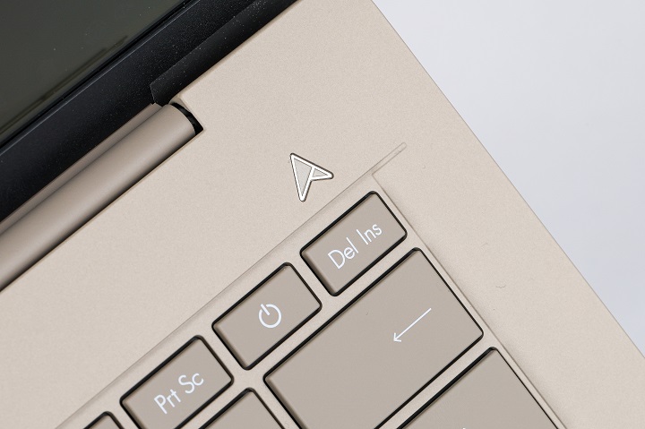 在鍵盤的右上方，有個低調的 ASUS 標誌。