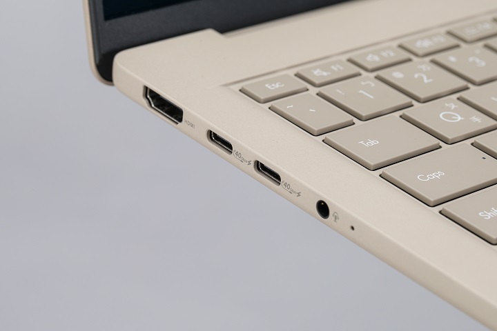 機身左側有 HDMI 2.1、兩個 USB 4 Type-C、3.5mm 耳麥孔，當中，USB 4 Type-C 埠，具備 40 Gbps 傳輸速度，及支援 PD 充電。