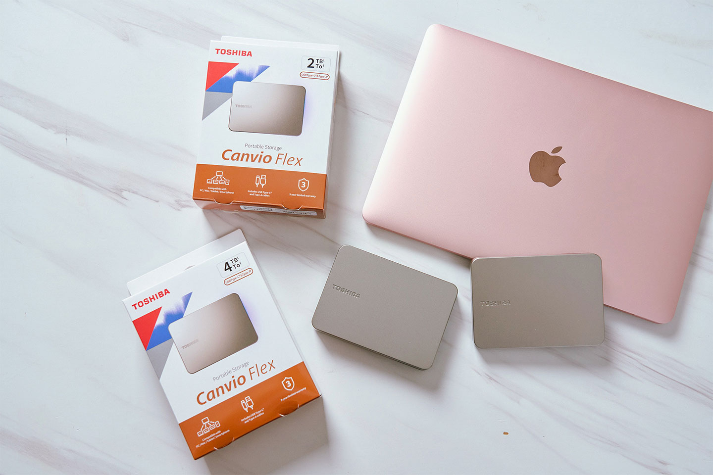 外包裝盒採用白、紅色主色，搭配代表 Canvio Flex 的橘色做點綴 ，行動硬碟本體採用具科幻風格的鈦空銀色飾面外殼。