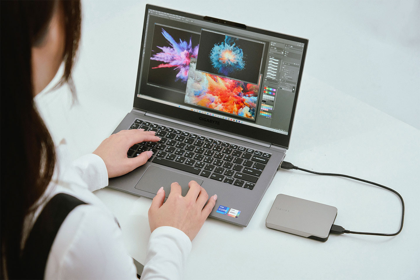 透過 Toshiba Canvio Flex 的跨平台支援，可以很方便地將手機、平板中的照片、影片資料轉移至電腦平台使用專業軟體進行編輯處理。