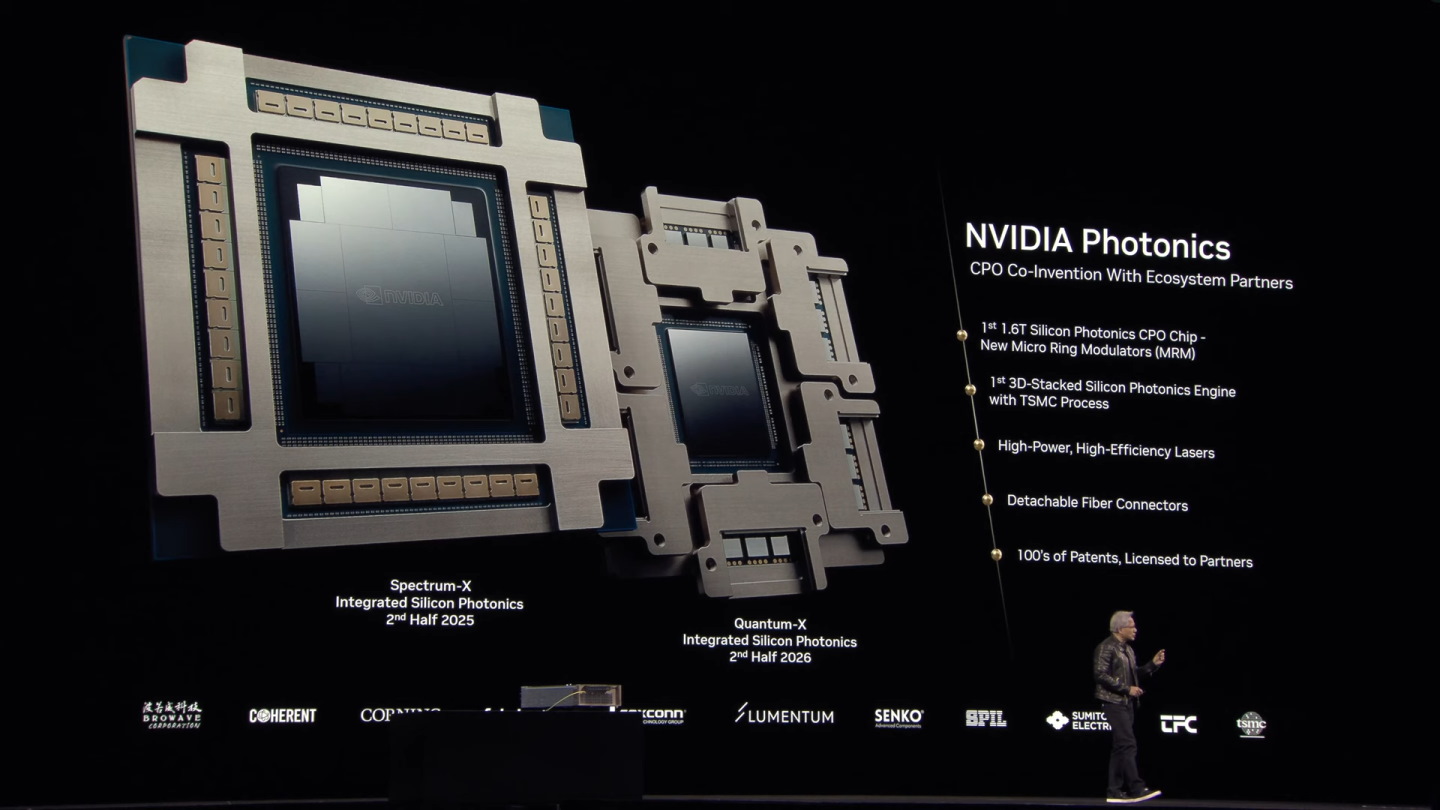 NVIDIA預計於2025年下半推出搭載共同封裝光學技術的Spectrum-X Photonics矽光子Ethernet網路交換器，Quantum-X Photonics矽光子InfiniBand網路交換器則需等到2026年下半。