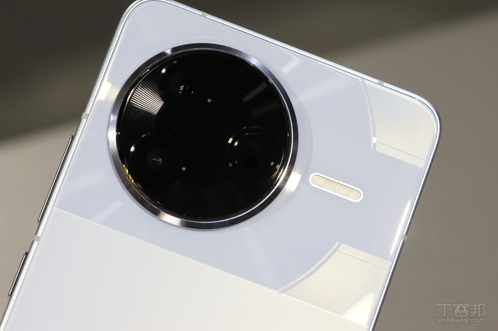 POCO F7 Ultra、F7 Pro 國際版雙機發表，台灣預計 3/31 發表