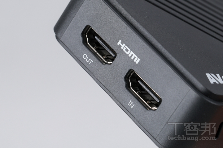 IO 介面接口採用 HDMI 2.0 規格，輸入端及輸出端均有清楚標示。