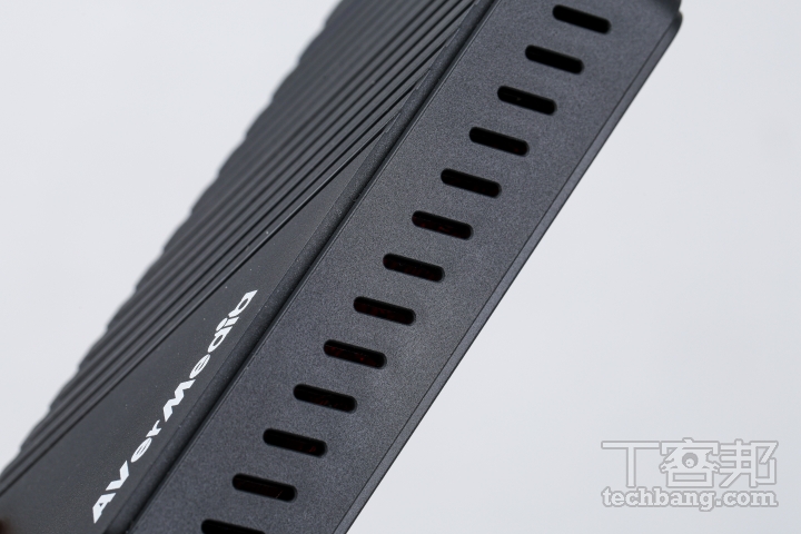 散熱孔左右兩側開有散熱孔，以對流方式帶走運作時的熱量。