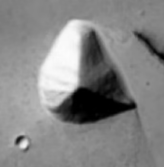 薩根金字塔是位於火星上的三面金字塔，早在 1970 年代就吸引天文學家卡爾·薩根的關注。(圖片來源：George J. Haas)