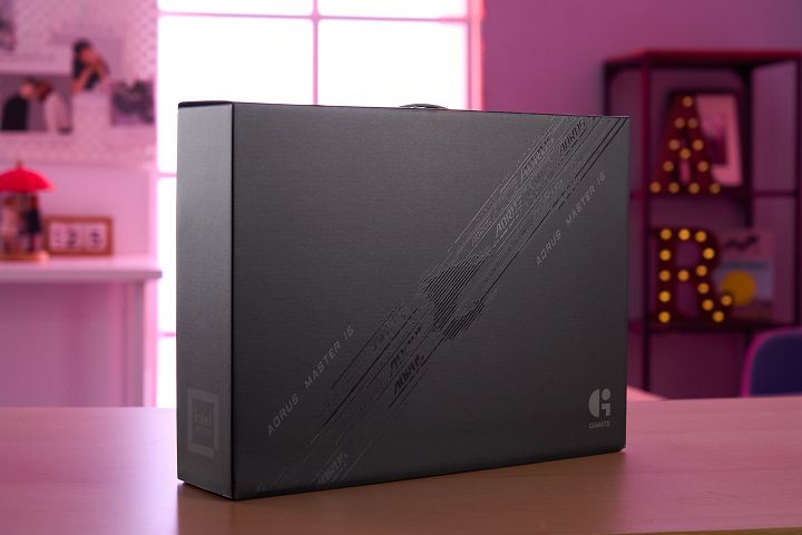 全新的 AORUS MASTER 16 外盒也呼應外型採用的NIL 奈米雷射光學層壓印技術，外盒也可由光線以特定角度照射，展現出鷹神 Logo 及標語。