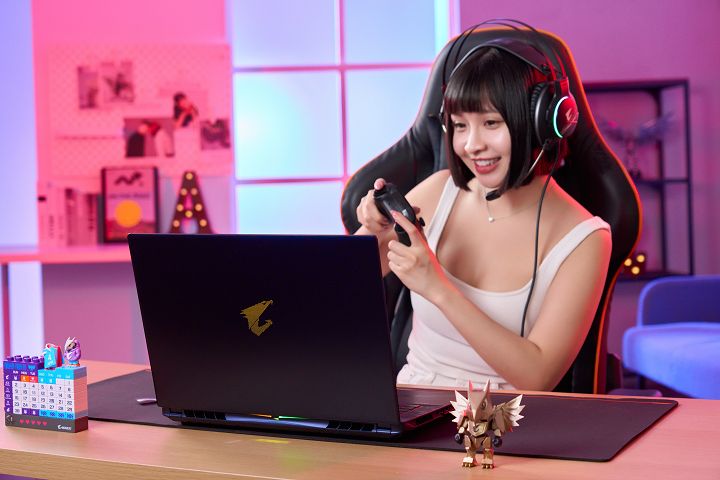 在遊戲中，不僅可以看到機身後的 RGB 投射燈設計，機身中央的鷹神 Logo也能顯示細膩的 RGB 燈效。