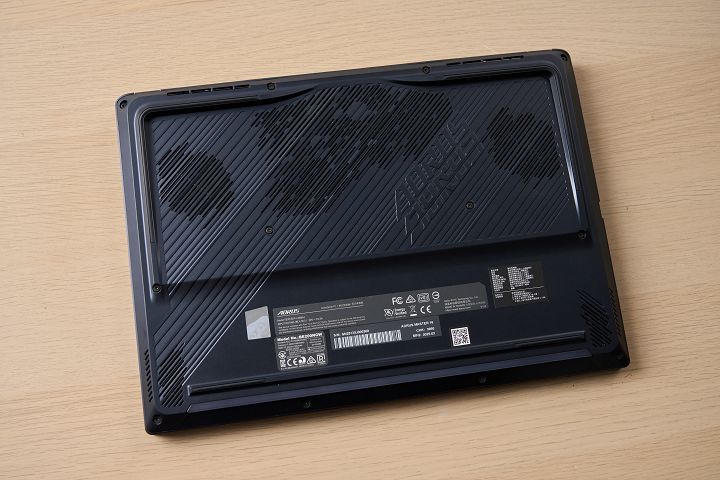 機身底部加入線條感設計，同時兼顧品牌辨識度及散熱，左右兩側接近圓形的區域，下方就是擁有 158 扇葉的強力冰霜風扇。