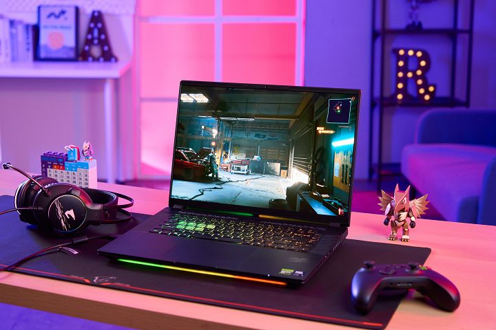 AORUS MASTER 16 內建四組高品質喇叭及雙振式設計，位在機身前端兩側，結合強大的 DSP 晶片和雙通道 Smart AMP 智慧擴大系統，筆電能夠釋放揚聲器的潛力，可帶來令人驚艷的音效體驗。