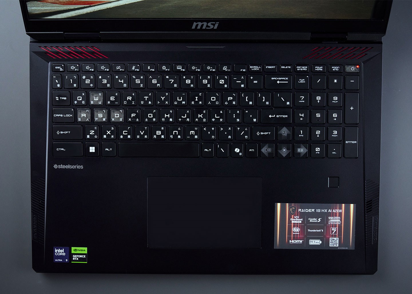 由於 Raider 18 HX AI 的機身不算小，因此配置了全尺寸鍵盤，且按鍵大小適中，舒適度還算不錯。