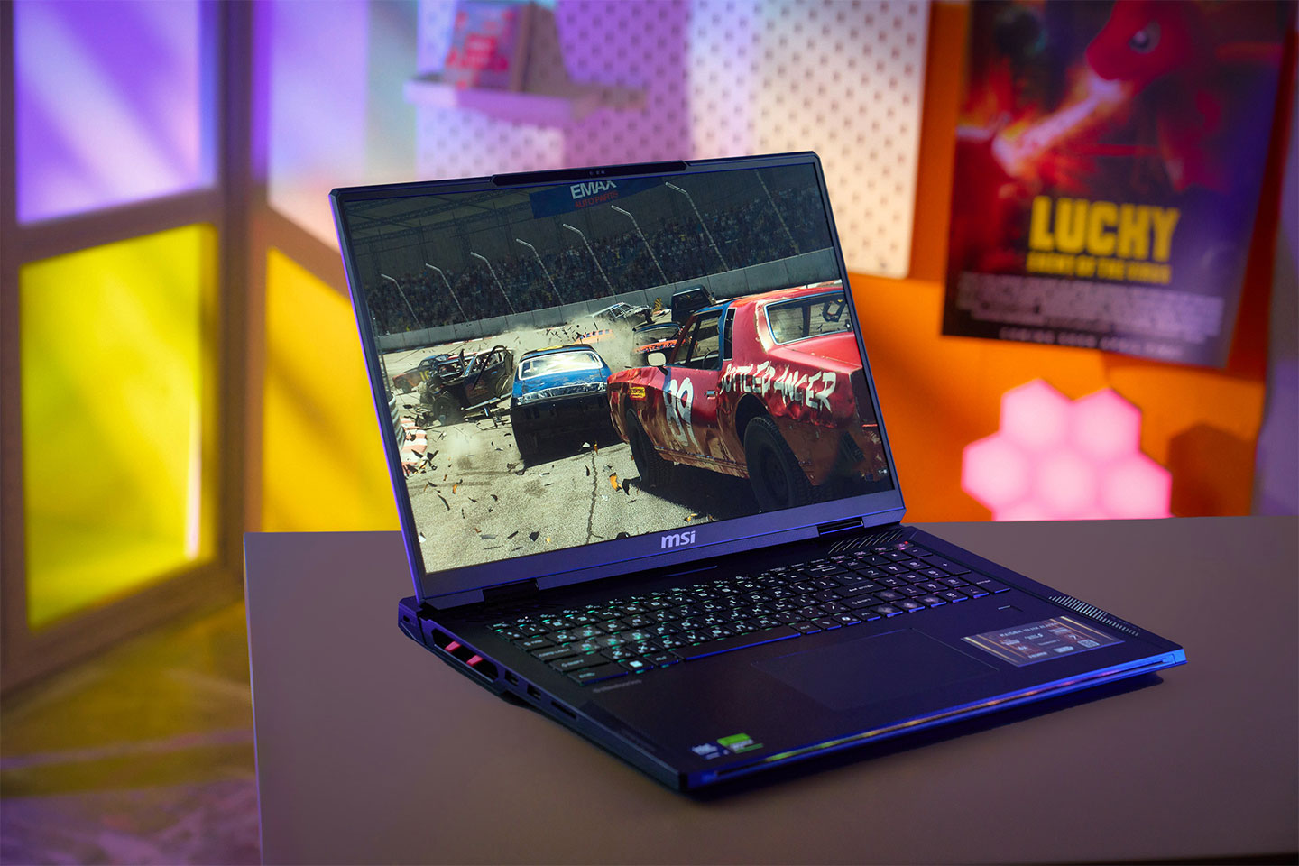 Raider 18 HX AI 的外型看似變化不大，但內在硬體規格卻是不折不扣的「脫胎換骨」，效能表現絕對讓玩家們耳目一新！