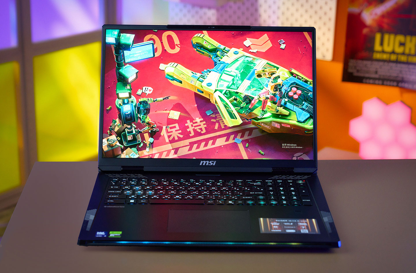 左、右、上三邊窄框的 18 吋顯示器能提供沉浸感絕佳的娛樂體驗。