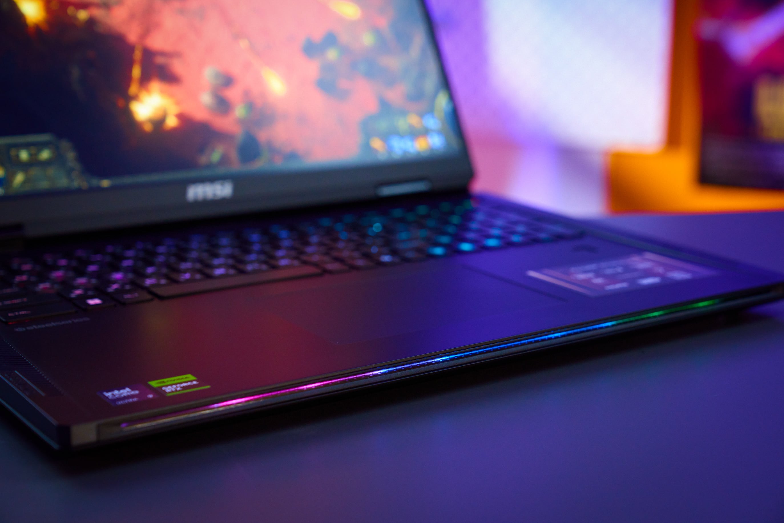MSI Raider 18 HX AI 電競筆電實測：規格全面升級，兼顧遊戲、娛樂與 AI 運算需求！
