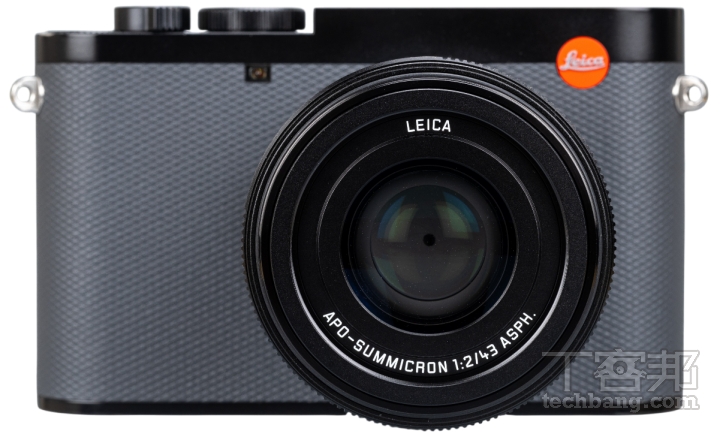 延續 Q 系列一貫風格Leica Q3 43 外型依然維持該系列一貫的風格設計，與 Q3 有著高度的相似，唯二能分別兩者的地方是機身蒙皮顏色和機頂熱靴上的字樣。