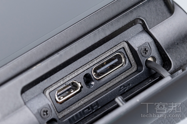 連接埠Q3 43 全機僅具備 USB-C 和 Micro HDMI 兩種連接端子，位於機身右側。