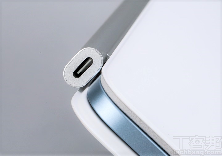 鍵盤側邊設有 USB-C 連接埠，搭配 iPad Air 使用時，也可以做為充電埠，但不支援外接其他裝置使用。