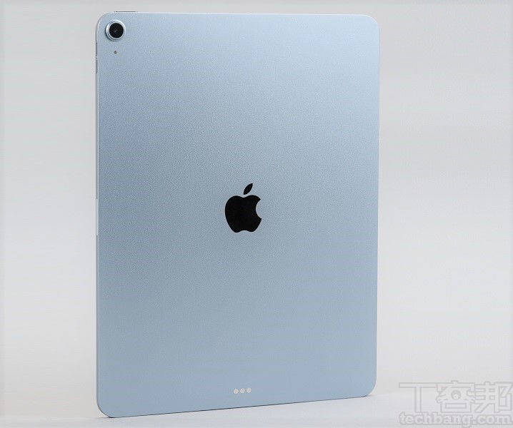 iPad Air M3 提供藍色、紫色、星光色和太空灰色，一共四色可選擇，此款為藍色，是帶有金屬感的淺淺藍色，在某些角度及色線下，甚至會有銀色的錯覺。