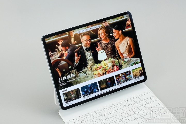 13 吋 iPad Air 的螢幕空間比 11 吋機型多出約 30%，自然在觀看影片時會有更好的視覺效果，且還特別強化低音表現。