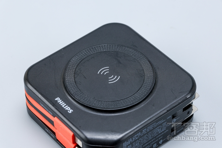 如果想要最大程度利用行動電源電力，建議選擇有線充電而非無線充電。