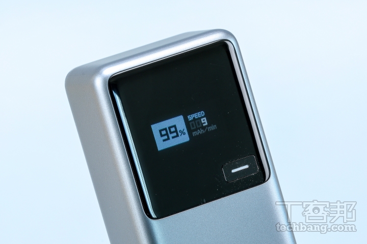 越來越多行動電源有螢幕設計，可以精確掌握充放電資訊和電池容量。