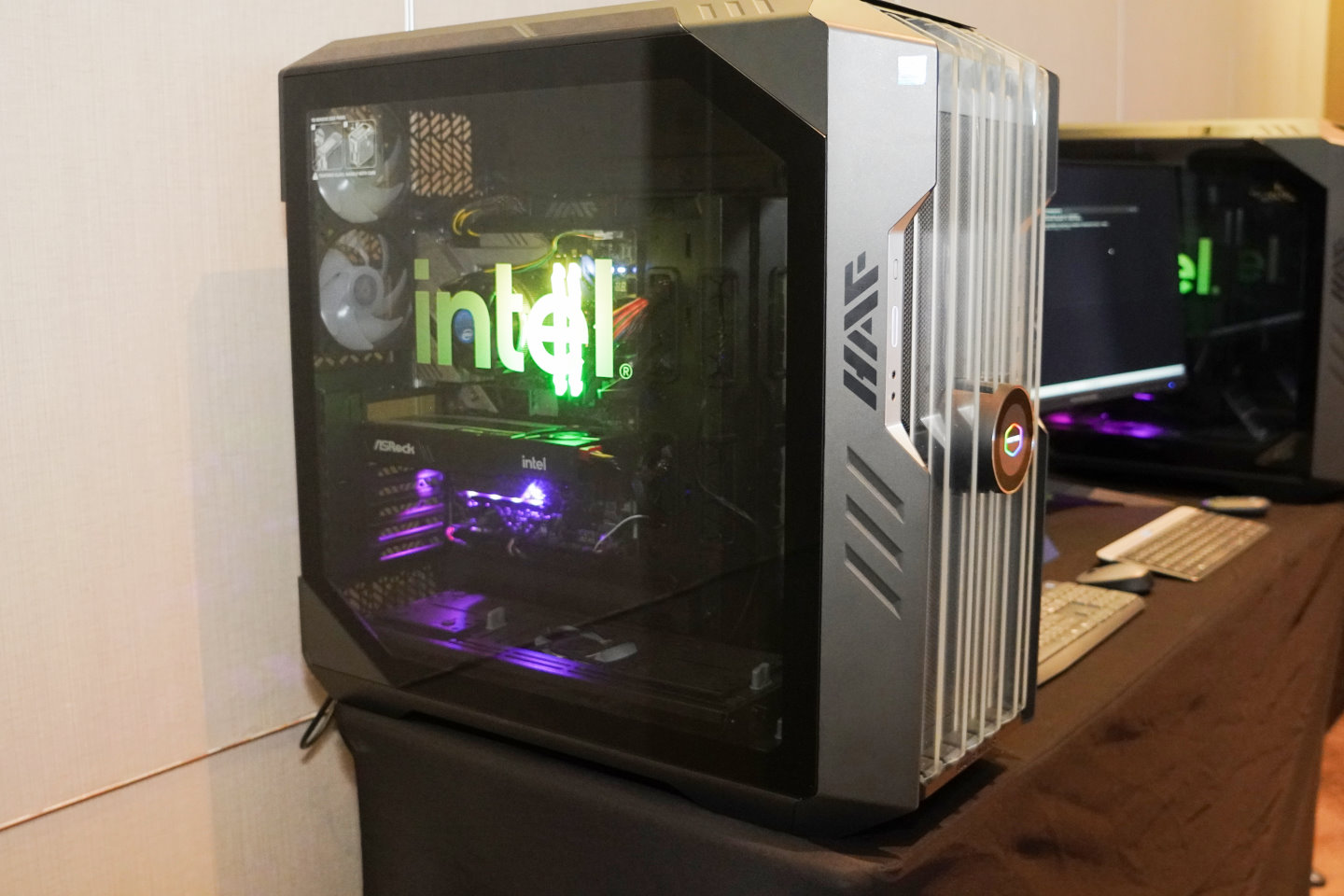 Intel也在會場帶來Arc Pro B系列運算卡的實機運作與效能展示。